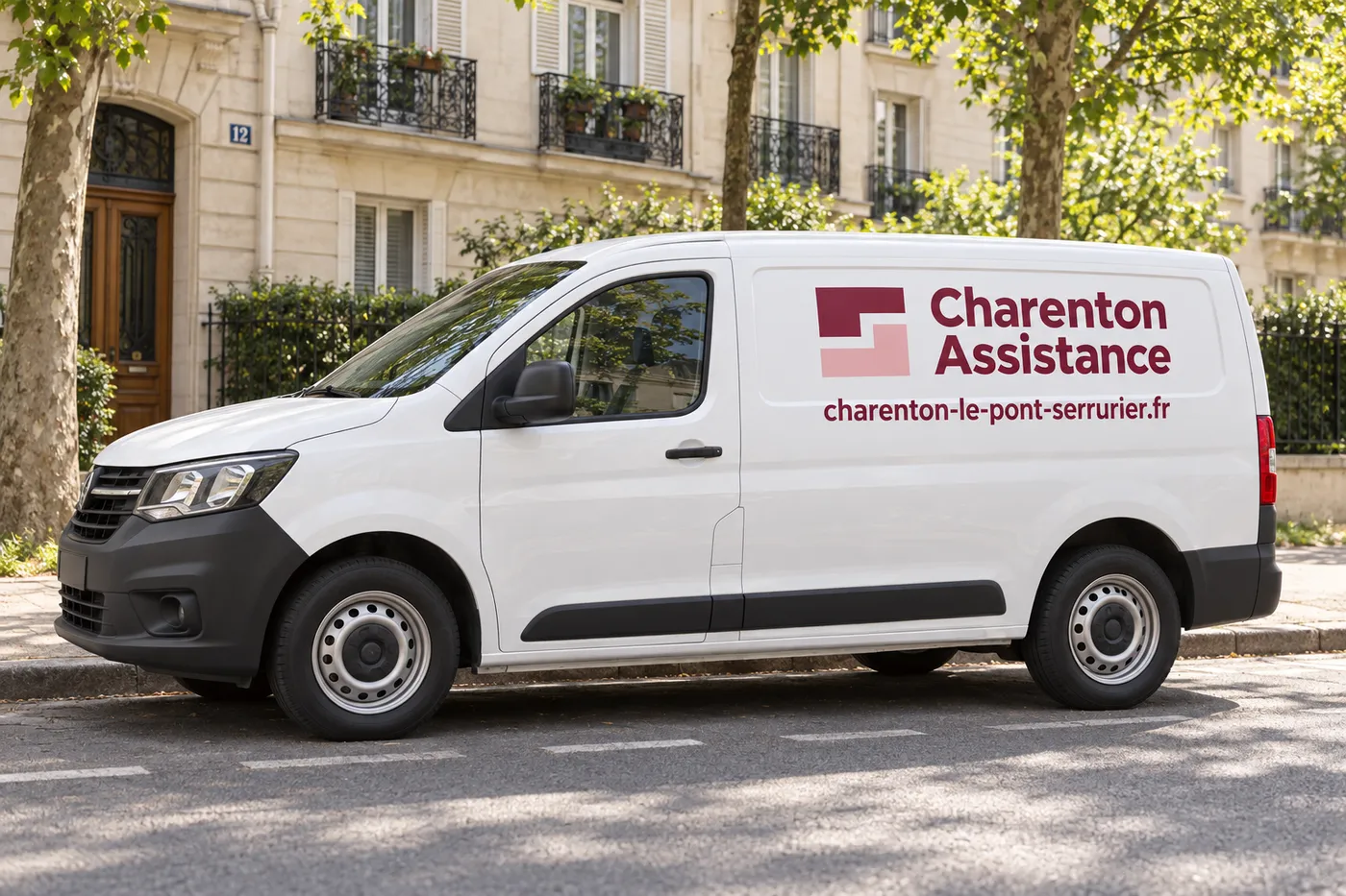 Utilitaire blanc aux couleurs de Charenton Assistance, siglé charenton-le-pont-serrurier.fr, garé dans une rue bordée d'immeubles en pierre